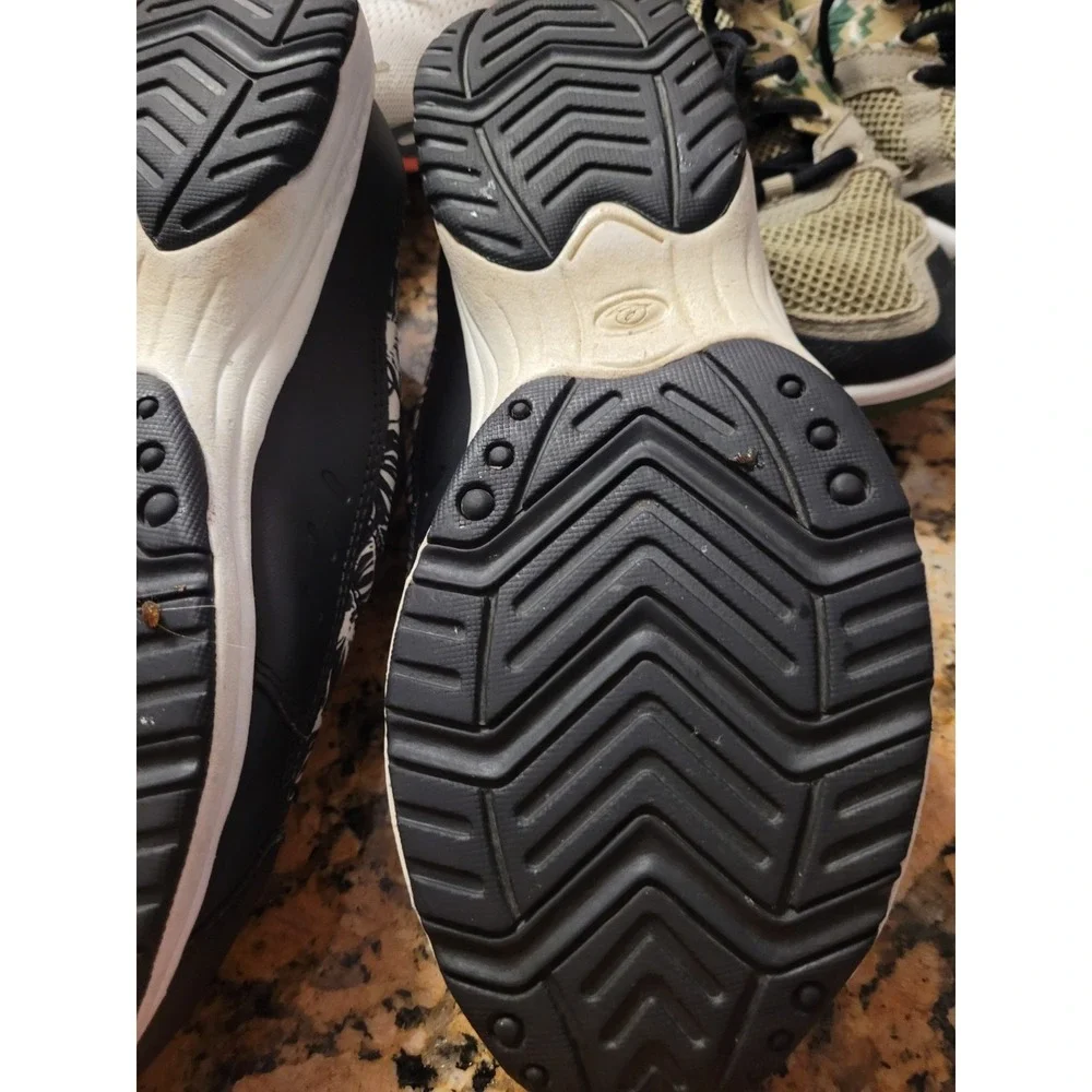 Womans Easy Spirit Travel Time Slip On Size 9 Black and White Floral Casual Boho